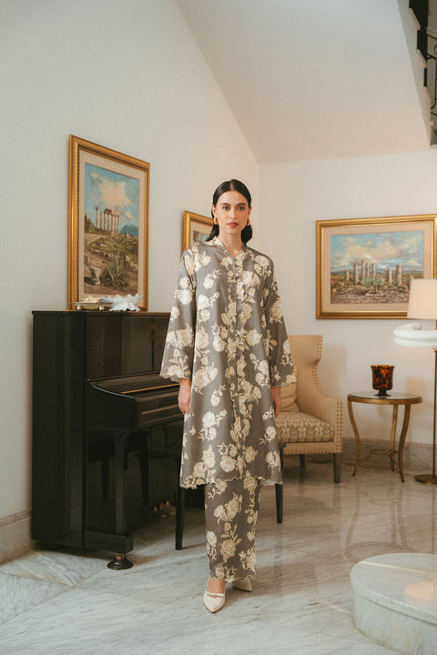 AZIZAH KEBARUNG IN DOVE
