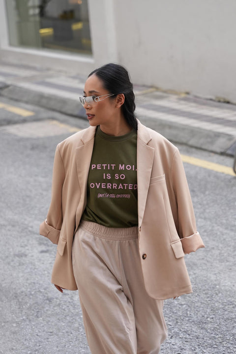 OVERRATED TEE IN OLIVE