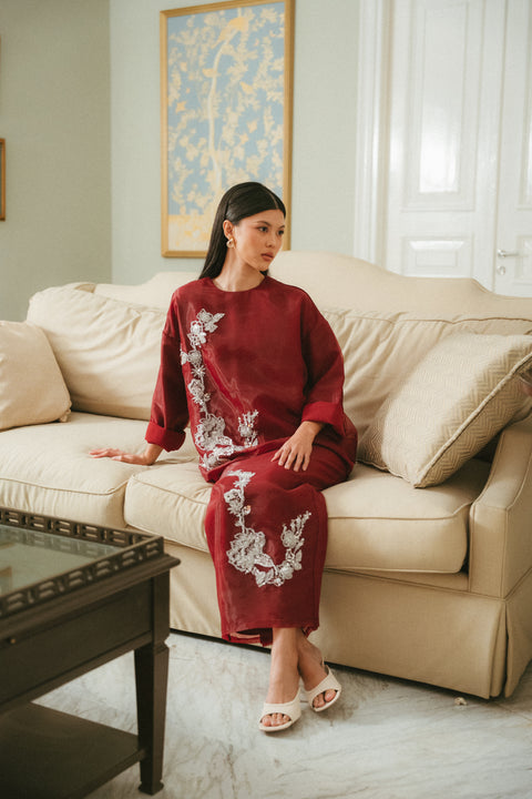 CAMELIA ORGANZA SKIRT IN GARNET