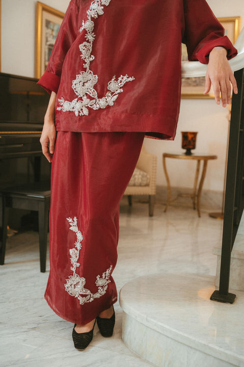 CAMELIA ORGANZA SKIRT IN GARNET