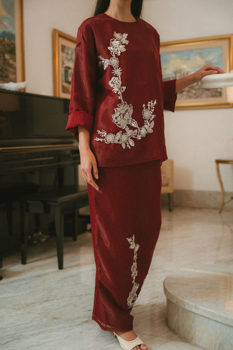 CAMELIA ORGANZA TOP IN GARNET