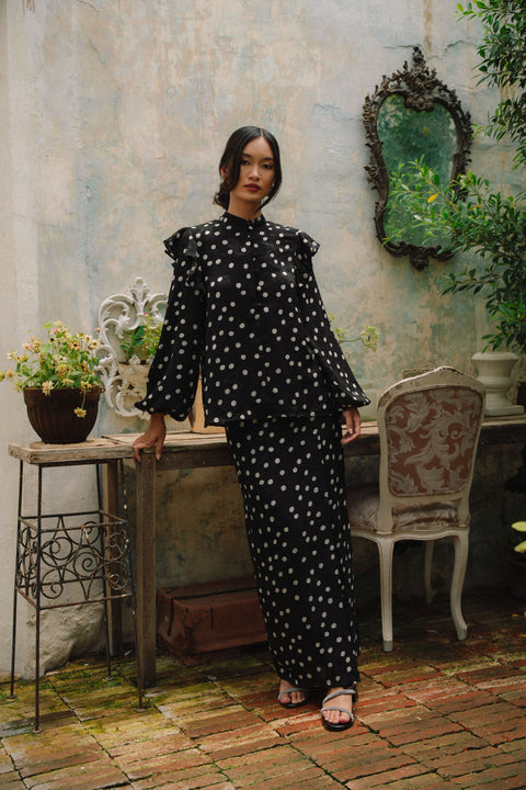 SADE SET IN NOIR
