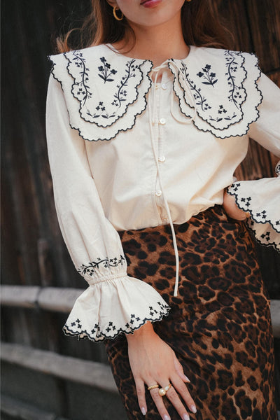 美品　akiki sweet pea blouse white 美品 akiki sweet pea blouse white - メルカリ