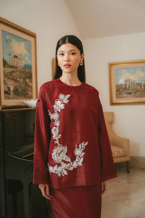 CAMELIA ORGANZA TOP IN GARNET