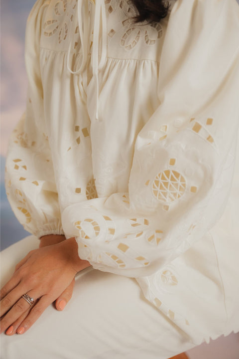 VENUS KURUNG IN IVORY