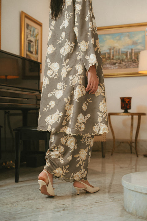 AZIZAH KEBARUNG IN DOVE