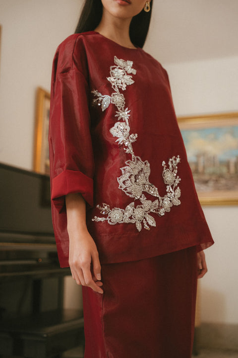 CAMELIA ORGANZA TOP IN GARNET