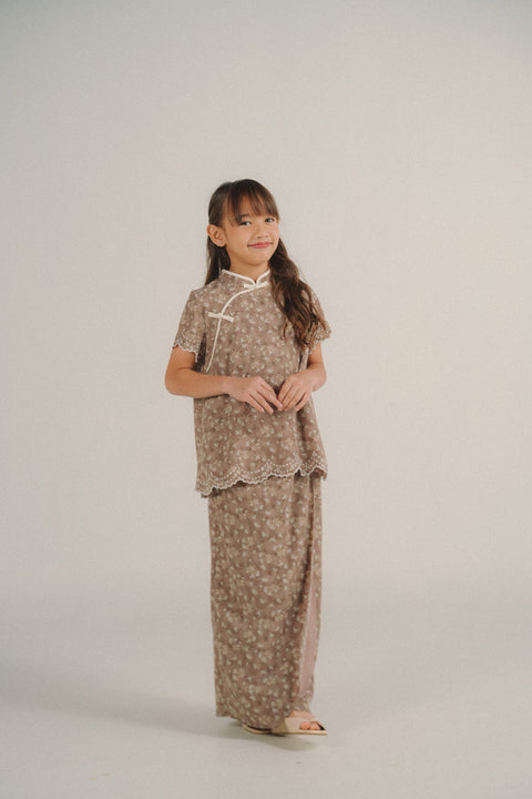 MEI KURUNG IN AUTUMN FLORAL