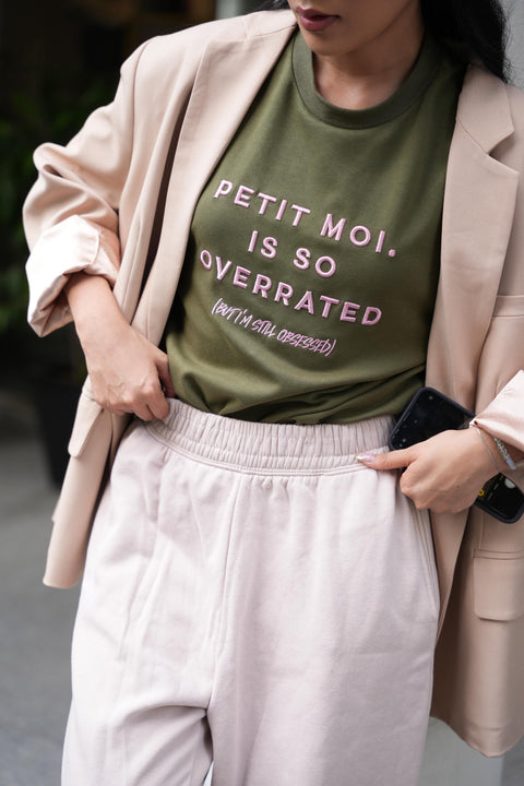 OVERRATED TEE IN OLIVE
