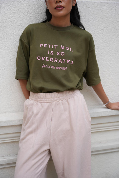 OVERRATED TEE IN OLIVE