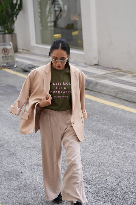 OVERRATED TEE IN OLIVE