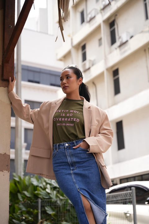 OVERRATED TEE IN OLIVE