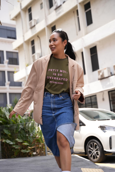 OVERRATED TEE IN OLIVE