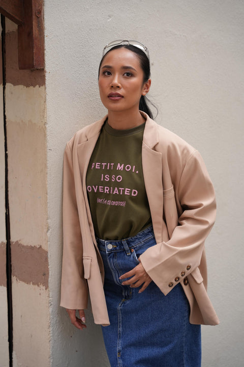 OVERRATED TEE IN OLIVE