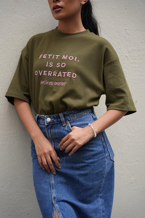OVERRATED TEE IN OLIVE