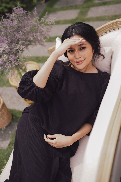 SIMONE KURUNG IN BLACK